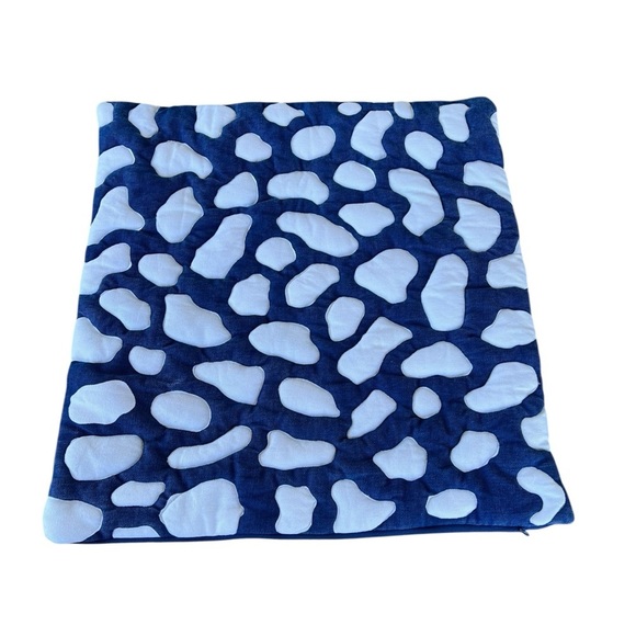 Annie Selke Pinecone Hill Pebbles Blue White Quilted Pillow Cover 22x22 GUC - Picture 3 of 10